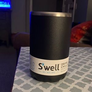 Swell can or bottle holder